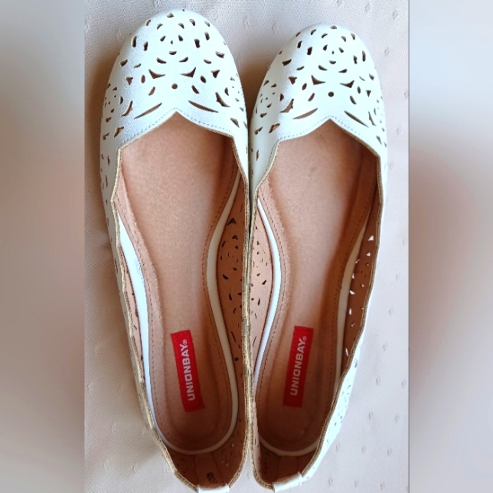 Unionbay Women Easy slip on Welcome Lasercut Floral Ballet Flats | Size 9